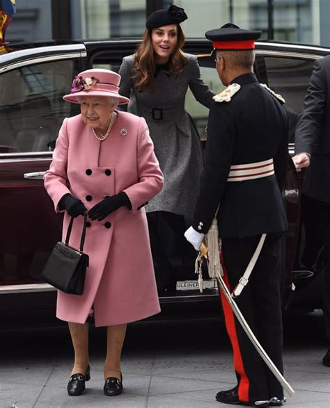 凯特首次单独陪同英女王出席活动，93岁粉红女王娇艳更胜王妃，梅根再次“躺枪”