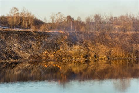 干燥晚上火在黄昏的红光下一条小河岸上燃烧草日落之夜高清图片下载-正版图片307622408-摄图网