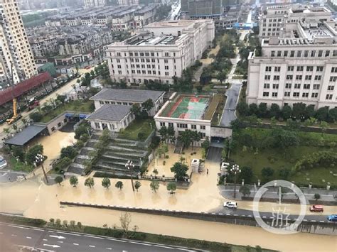 重庆渝北一大道涨“洪水”：小区水管爆裂行车如行船_重庆频道_凤凰网