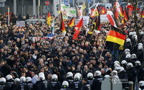 德国性侵案引千人游行 要求驱逐难民(组图)_新闻频道_中华网