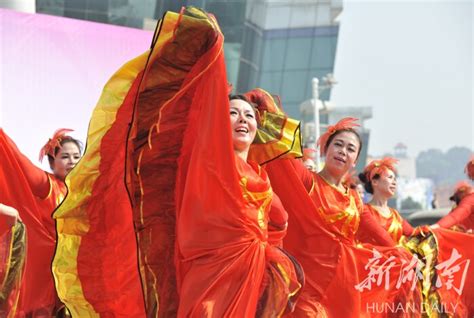 长沙市敬老月活动暨2015中国中部老年广场舞邀请赛举行 - 重阳活动 - 九九重阳节 - 华声在线专题