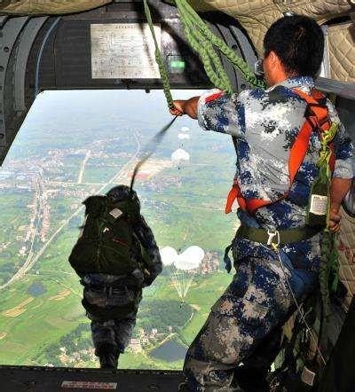 空降兵跳伞的高度极限是多少 我军千米高空创造奇迹_手机新浪网