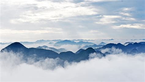 贵州黔西：晨雾缭绕 乡村如画