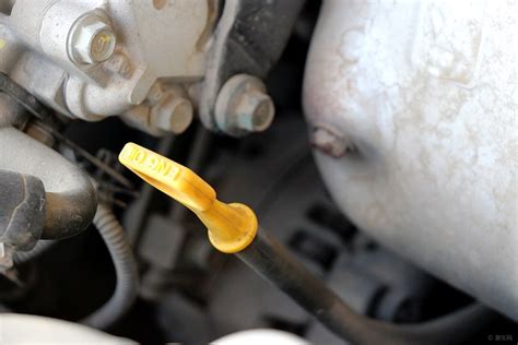 如何检查车辆的机油？