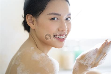 洗澡的女性高清图片下载-正版图片502347287-摄图网