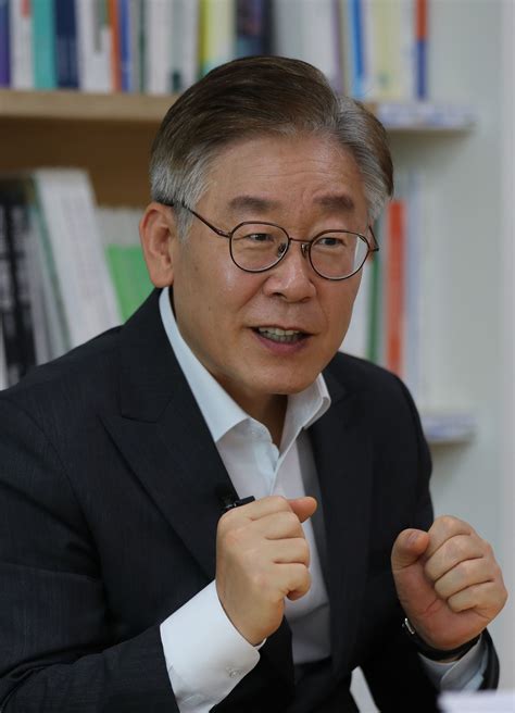 韩国执政党总统热门人选李在明案件发回重审_手机新浪网