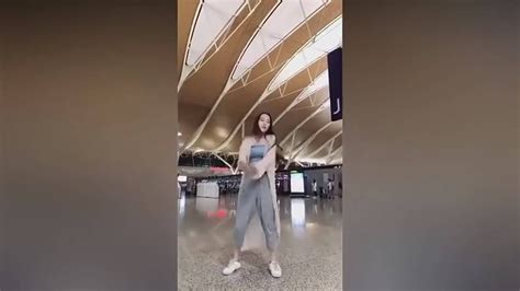 小姐姐去机场接男友，趁人还没到先浪一会！_腾讯视频