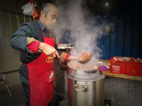 山西临猗农民自制火炉家门口烤烧饼，1天能卖1000个