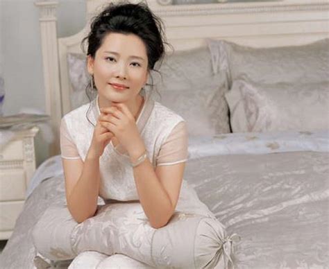 第36届中国电影金鸡奖最佳女主角： 何赛飞（《追月》饰戚老师）|追月|何赛飞|最佳女主角_新浪新闻