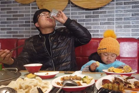 华子带媳妇孩子去吃自助水饺，26元一位真实惠，我喝一瓶白酒过瘾_凤凰网视频_凤凰网