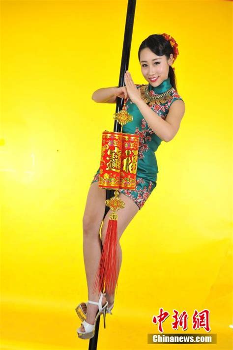 钢管舞美女演绎“钢管上的新年” - 视点聚焦 - 福建妇联新闻