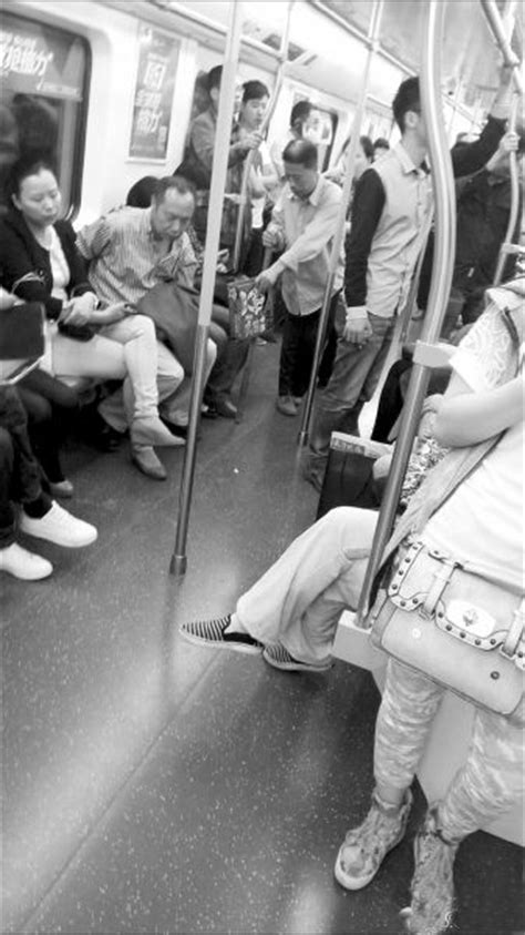男子冒充盲人地铁内乞讨 被拍照瞬间抢乘客手机|冒充盲人|地铁乞讨_新浪新闻