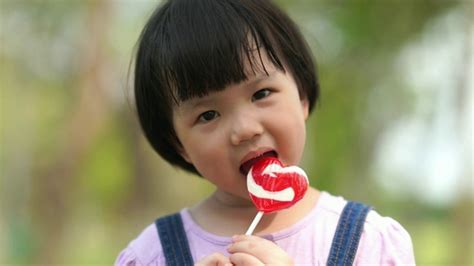 亚洲小女孩在吃棒棒糖视频素材_ID:VCG42N1131853667-VCG.COM