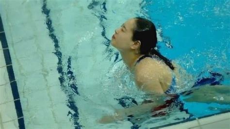 美女泳池内溺亡，十分钟无人发现，监控曝光救生员气疯家属！