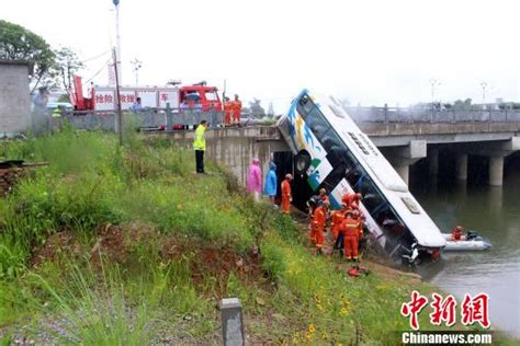 贵州安顺载有学生大巴落水：途经多个学校站点，已救援出18名受伤人员|界面新闻 · 中国