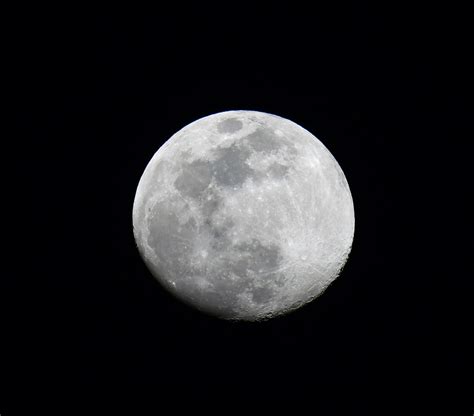 冬季夜景与湖上的月亮高清图片下载-正版图片507446434-摄图网