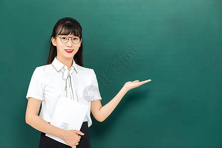 女教师黑板书写高清图片下载-正版图片501123007-摄图网