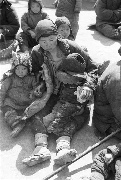 饥荒中的母亲和孩子