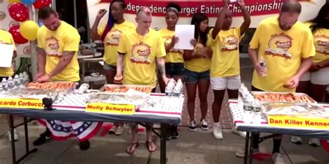 美国举行吃汉堡比赛 选手10分钟吃34个汉堡夺冠_凤凰网视频_凤凰网