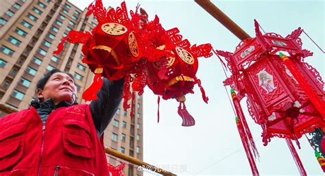 中国灯笼挂在树上传统的中国灯笼红纸灯笼中-包图企业站