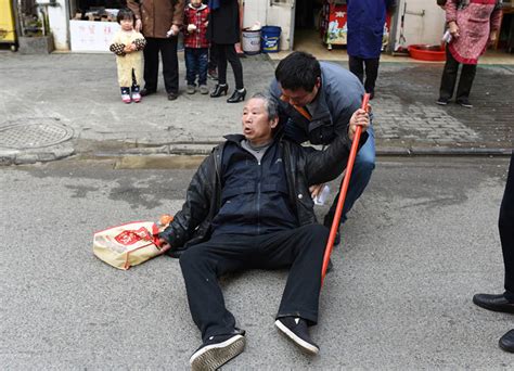 老人病倒在路中央 男子上前扶起悄然离去_新闻频道_中国青年网