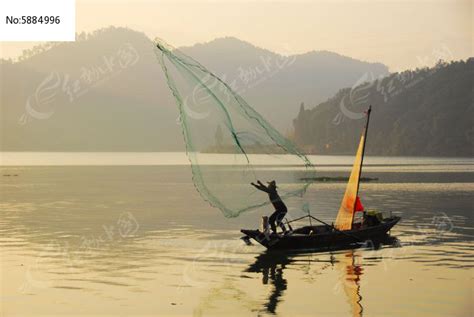 渔夫撒网捕鱼高清图片下载-正版图片500344014-摄图网