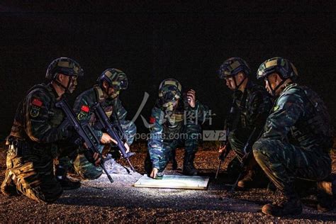 广西贺州：武警特战队员开展夜间反恐演练-人民图片网