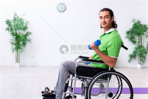 家里坐轮椅的年轻男学生高清图片下载-正版图片504606870-摄图网