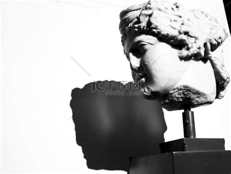 考古博物馆大理石雕刻的罗马女人脸高清摄影大图-千库网