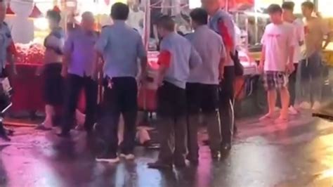 治安队员持棍殴打商贩，广州警方：2商贩轻微伤，2涉事队员被拘_凤凰网视频_凤凰网