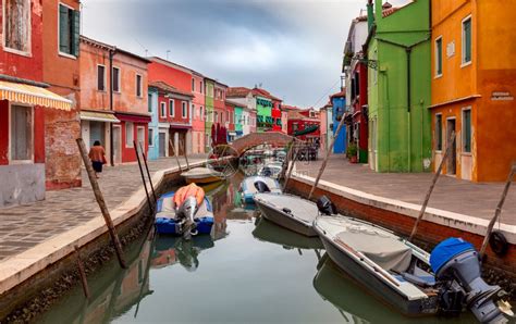 分开的意大利威尼斯运河和古老建筑在意大利威尼斯的屋顶对运河和古代建筑的看法意大利威尼斯是东北部的一个城市位于由18个小岛组成的上高清图片下载 ...