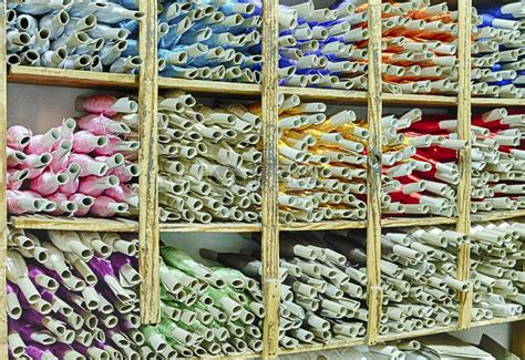拉根水平的在摩洛哥马拉克什苏喀一家缝纫店的商里装满了鲜亮彩色线条店铺高清图片下载-正版图片307605903-摄图网