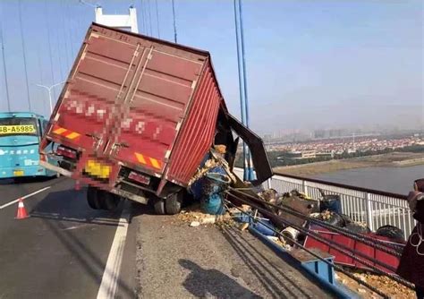 惊险！江阴大桥发生卡车侧翻事故，交警、120、吊车第一时间赶赴现场...__凤凰网