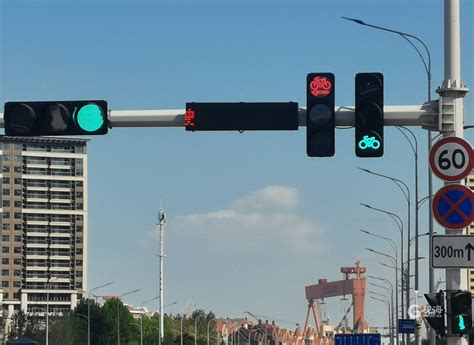 上下两个直行灯一红一绿，上面红灯下面直行绿灯怎么通行_车主指南