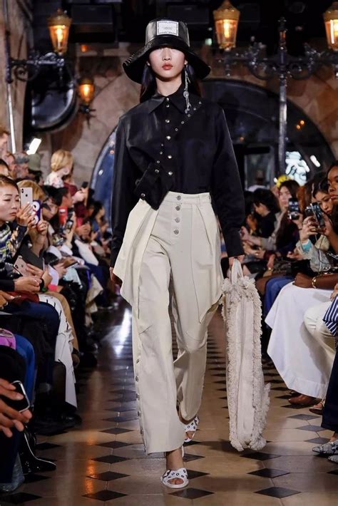 法国巴黎时装走秀：模特超有气质，撩人身材凹凸有致