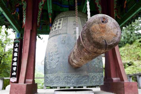 佛教寺庙里古老的撞钟亭大钟场景摄影图图片-包图网