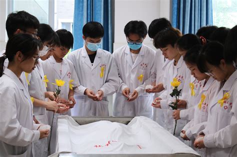 中国网：以爱为琴！致敬遗体及器官捐献志愿者缅怀活动在成都医学院举行-成医新闻网