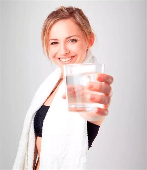 女人渴了喝水高清图片下载-正版图片503461855-摄图网
