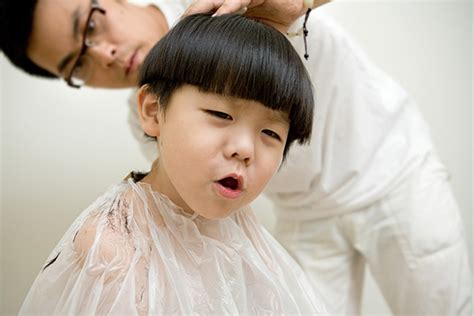 婴儿第一次理发发型（新生儿的日常头部护理）-幼儿百科-魔术铺