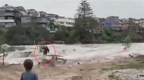 澳大利亚一男子听到路人叫声才发现巨浪来袭 逃跑不及时被浪打倒