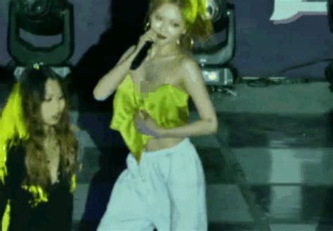 韩国歌手泫雅舞台事故，坚持用手抓这衣服完成表演！_腾讯视频