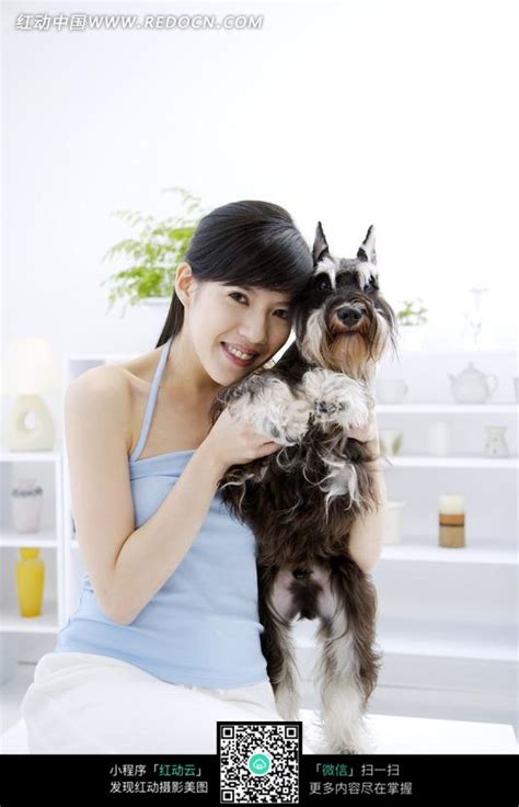 抱着小狗的女人图片免费下载_红动中国