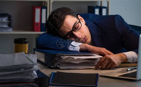 睡觉在办公室的年轻雇员高清图片下载-正版图片504468266-摄图网