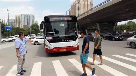 太原，公交车礼让行人，司机收获快乐！_新浪新闻