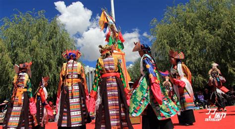 扎坝女性传统藏族服饰