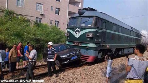 一列客运火车在湖南郴州境内脱轨-人民图片网