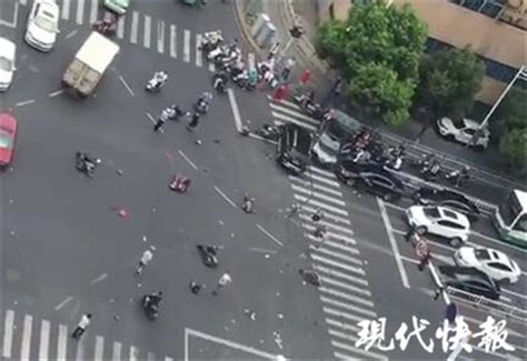 沪宁高速常州段发生车祸 轿车基本被毁_新闻中心_新浪网