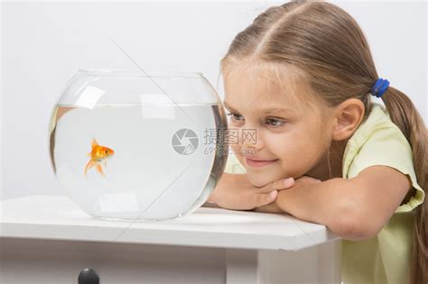 快乐的六岁女孩坐在鱼缸高清图片下载-正版图片502781293-摄图网