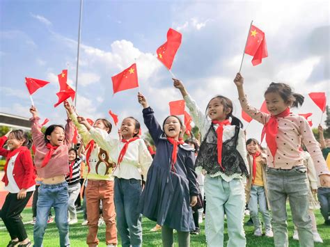 看五星红旗如何升起 复二小学给学生布置特别暑假作业_科教_新民网