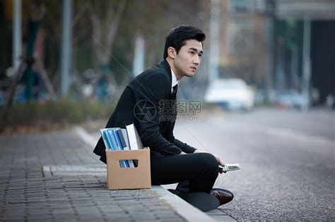 被炒鱿鱼的男性坐在街头高清图片下载-正版图片501705416-摄图网